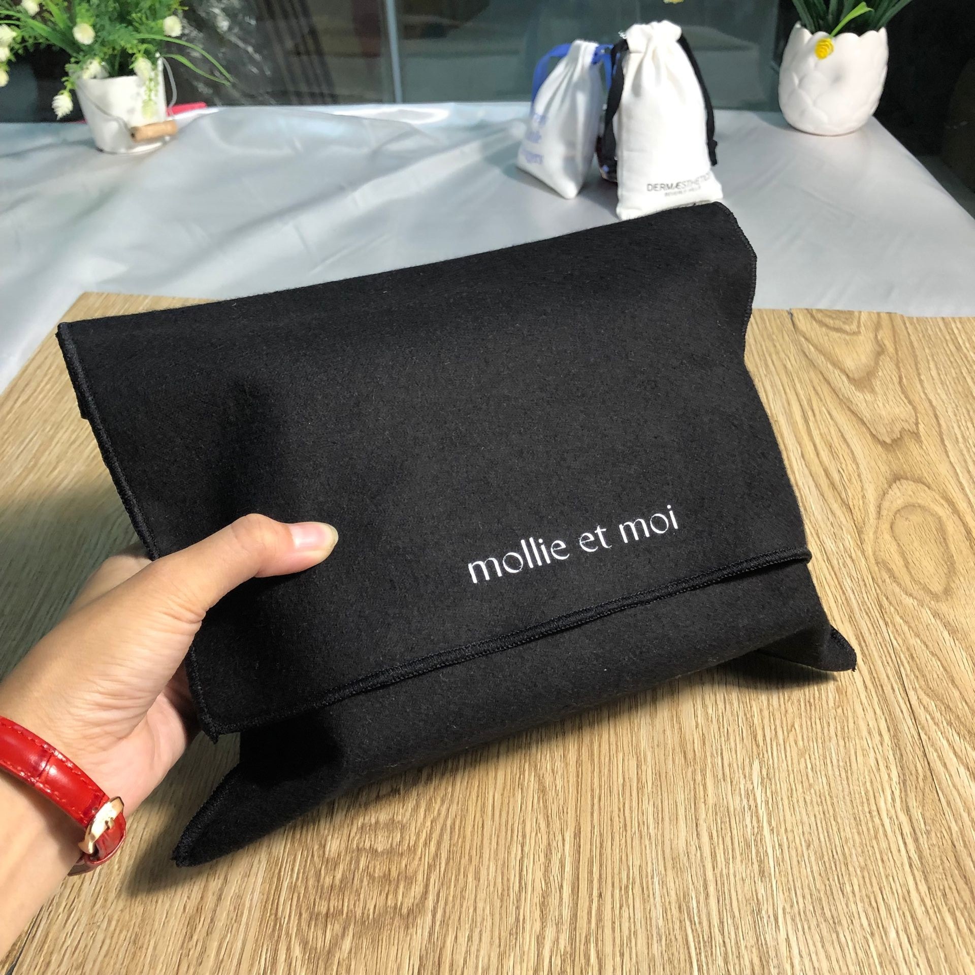 Custom cotton drawstring bags with printed logo for retail packaging