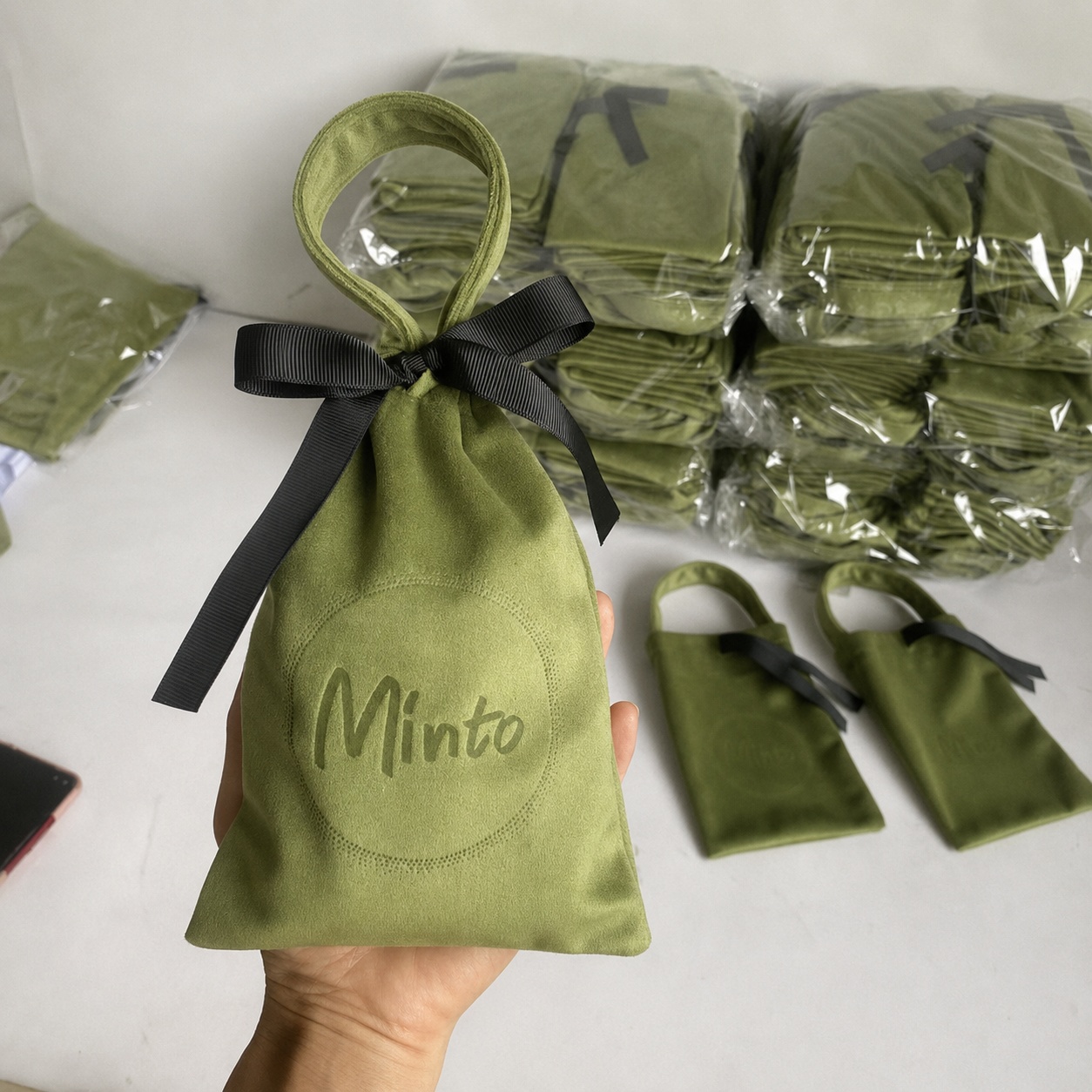 custom velvet bag with logo for luxury jewelry gift packaging, velvet drawstring jewelry bag with foil logo
