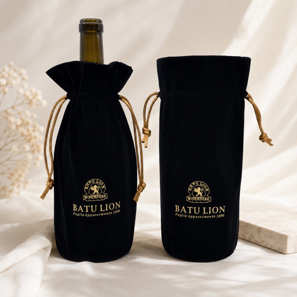 custom velvet bag with logo for luxury jewelry gift packaging, luxury velvet gift pouch for boutique packaging
