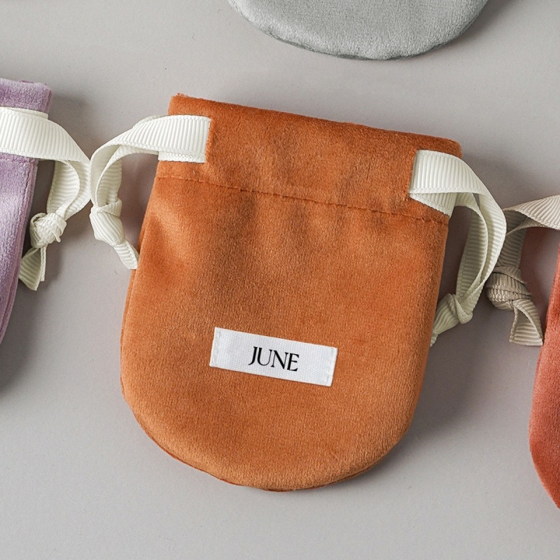 custom velvet bag with logo for luxury jewelry gift packaging, velvet favor bag for events and jewelry brands