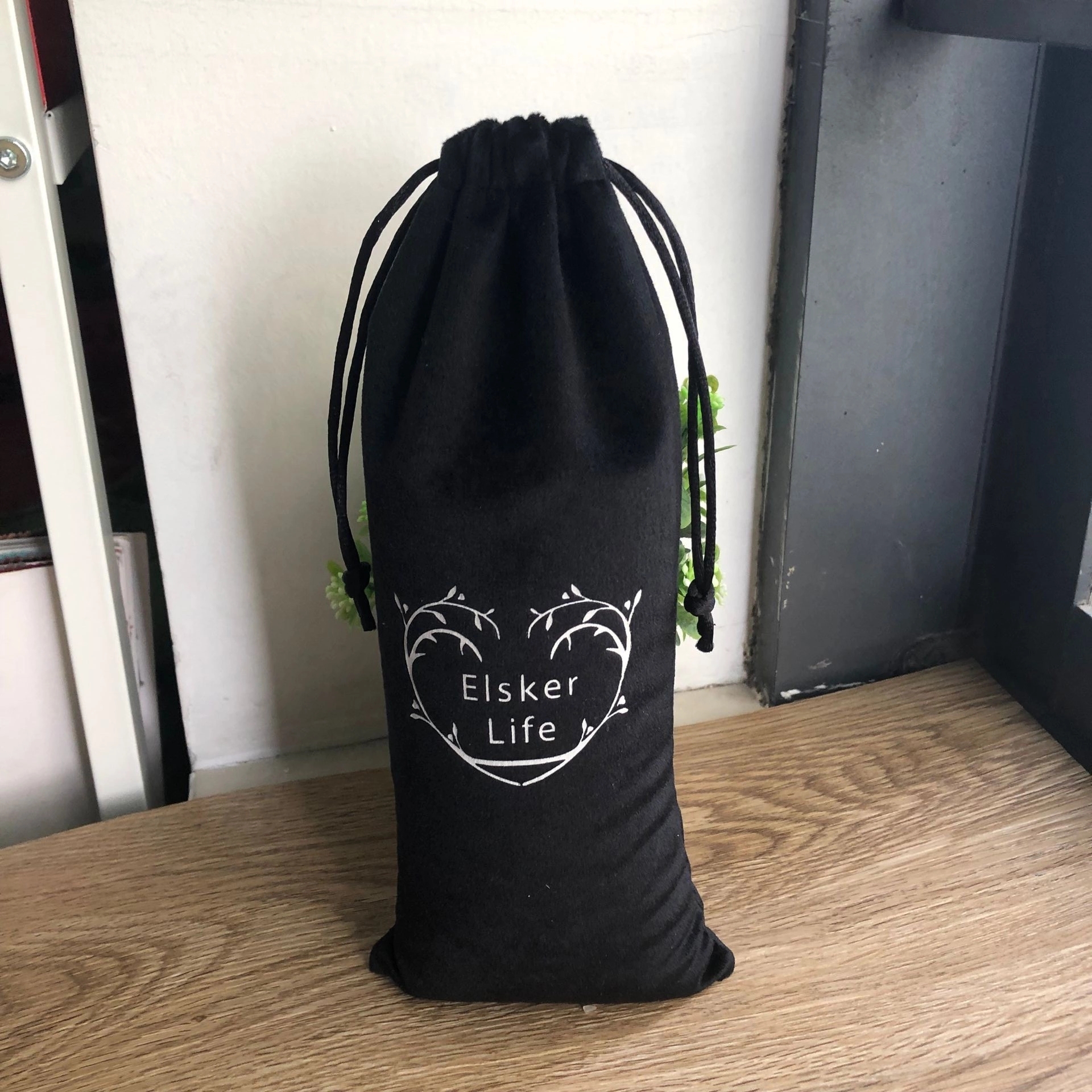 Custom velvet drawstring bag with logo for luxury gift packaging