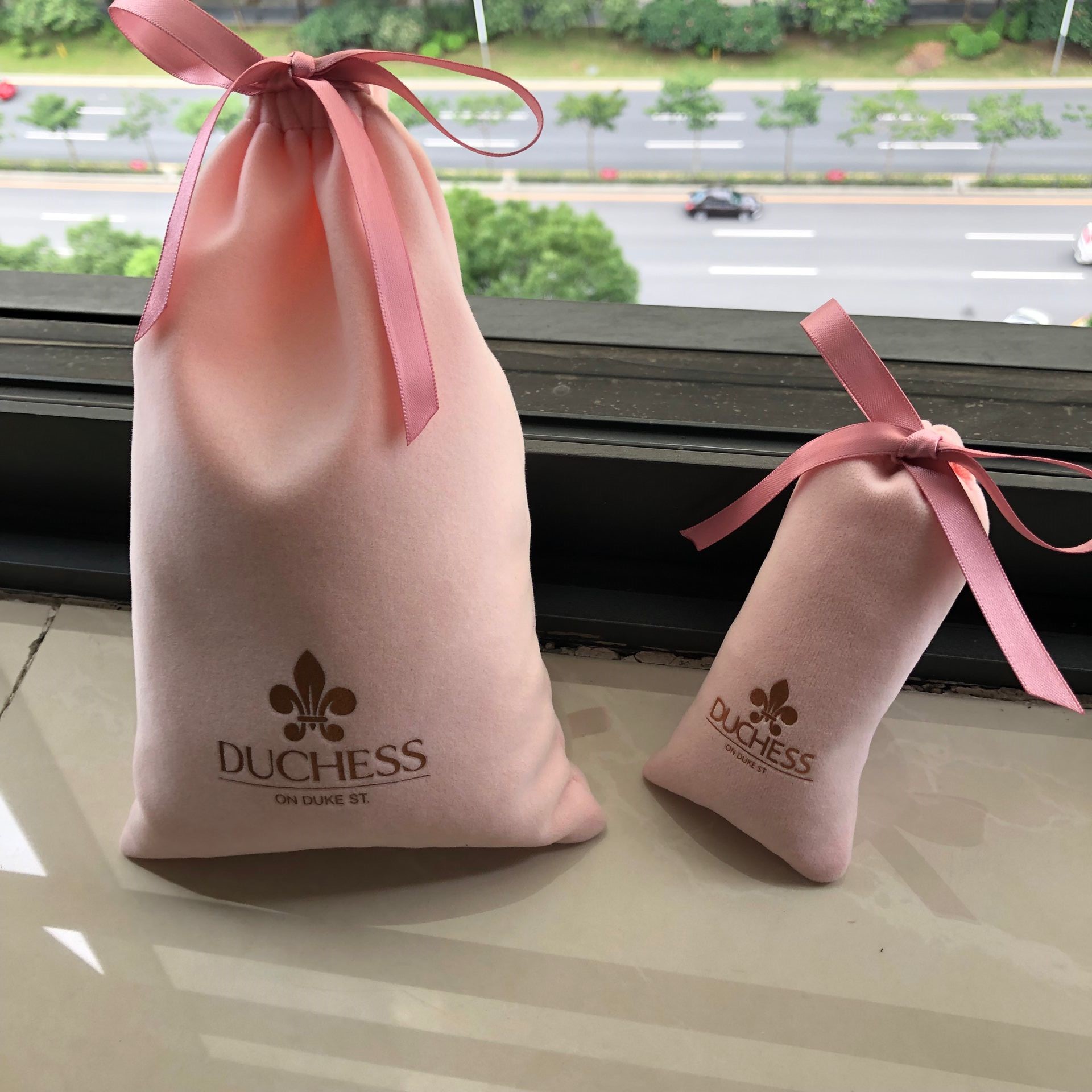 Velvet jewelry pouch with custom logo for boutique packaging