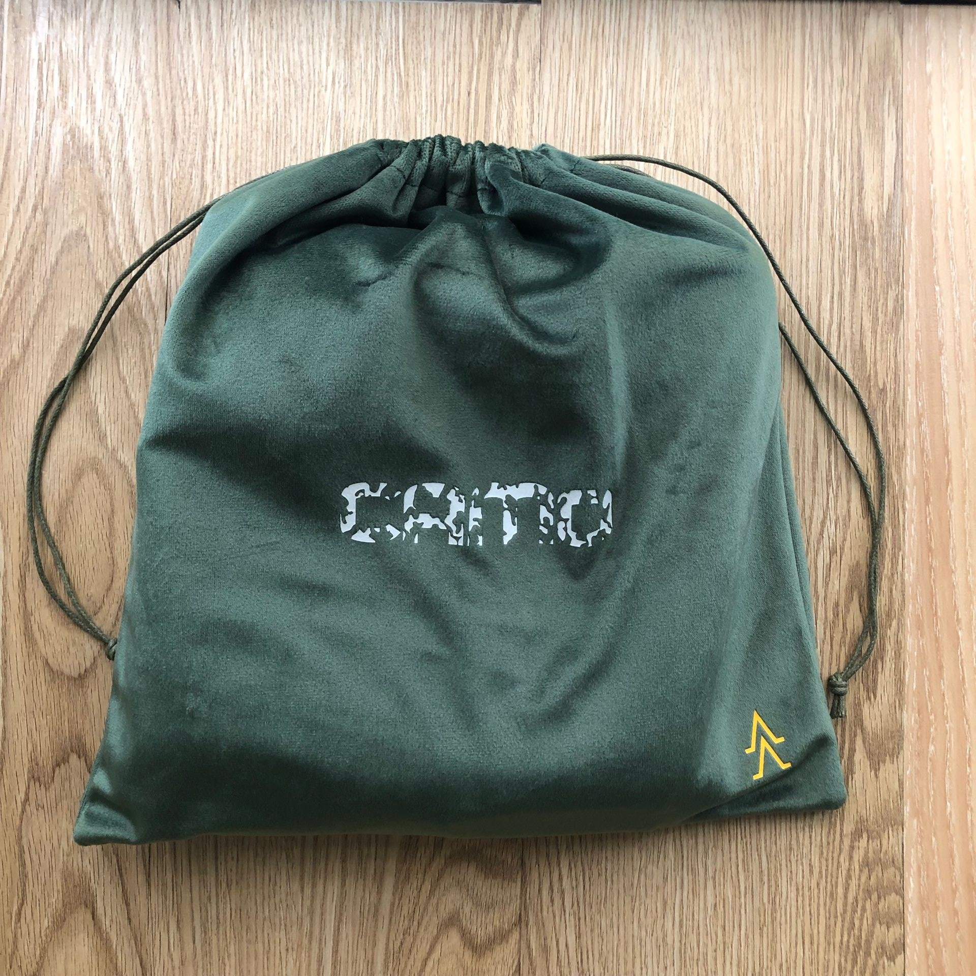 Classic velvet pouch for wholesale custom gift packaging